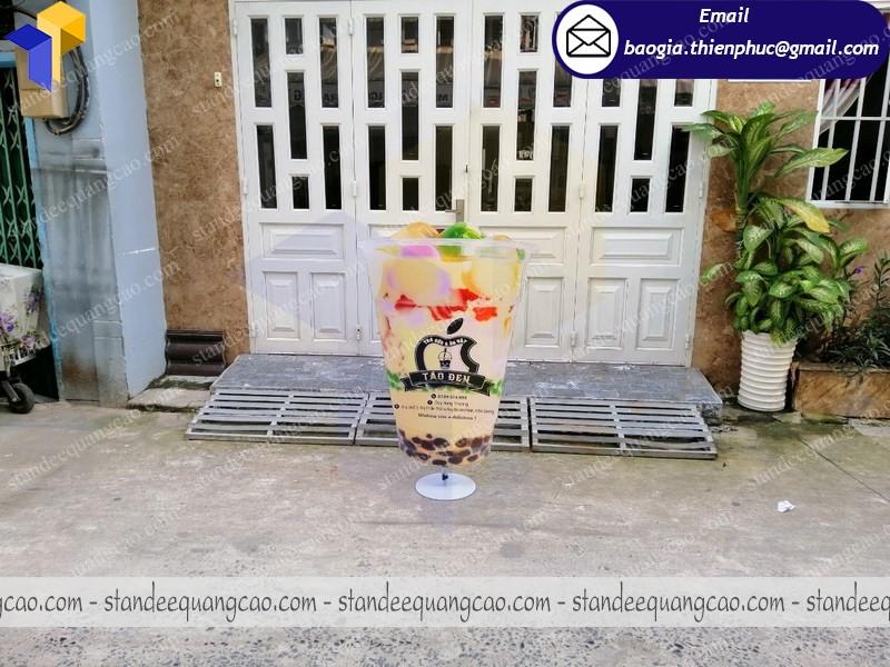 Quảng cáo sản phẩm với standee mô hình ly trà sữa khổng lồ full 3D nổi bật